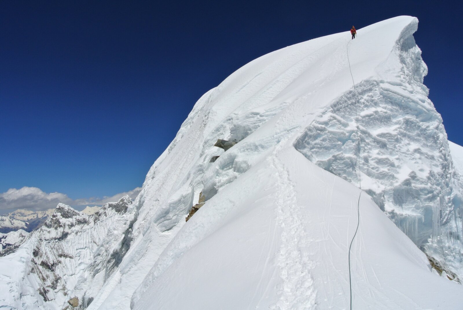 A ridge to the summit of Artesonraju